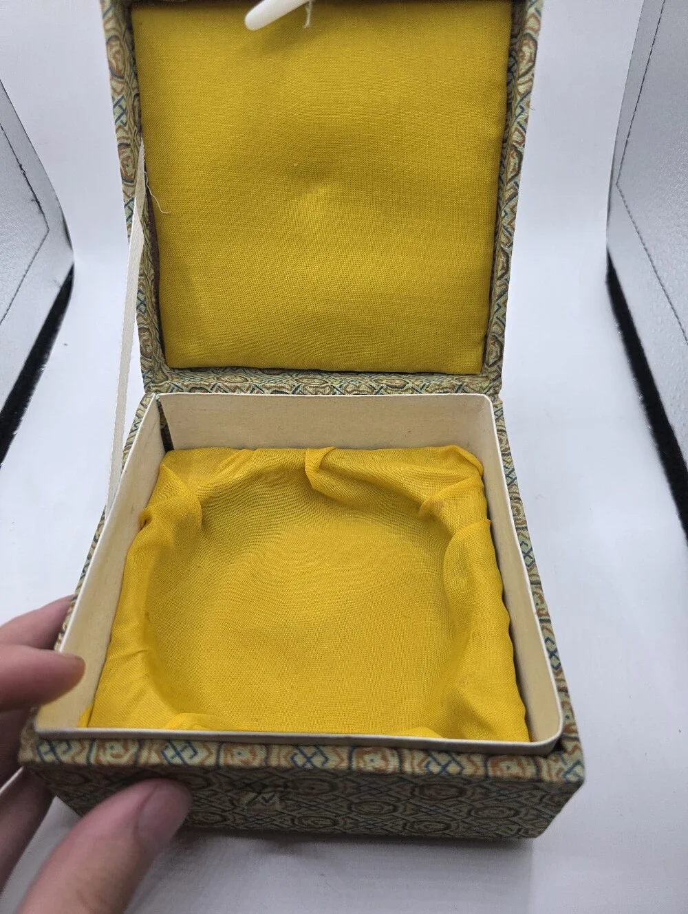 N/A shelf underside closure